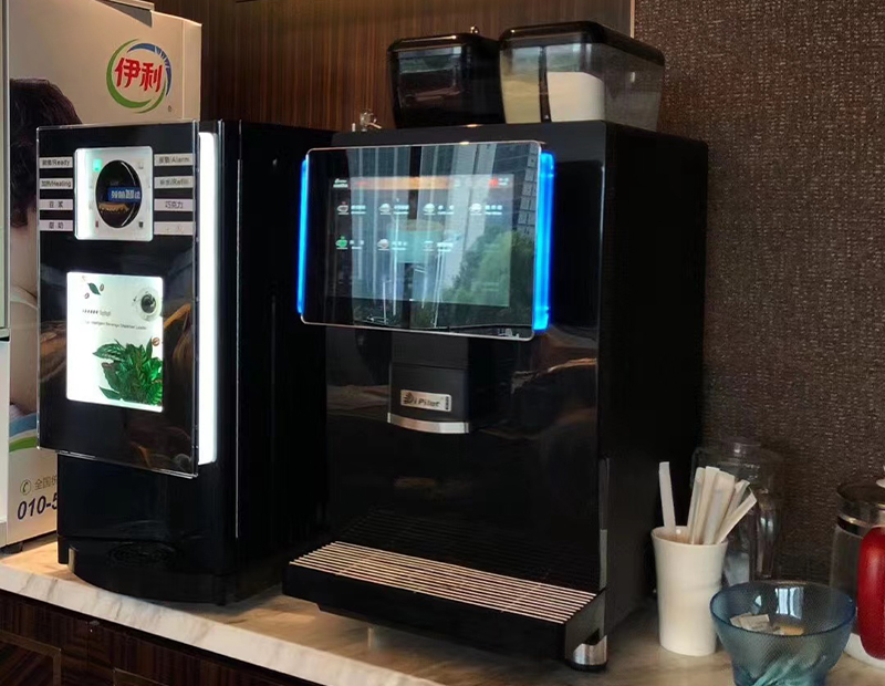 Q5Pro、銀蓋雅在酒店自助餐廳